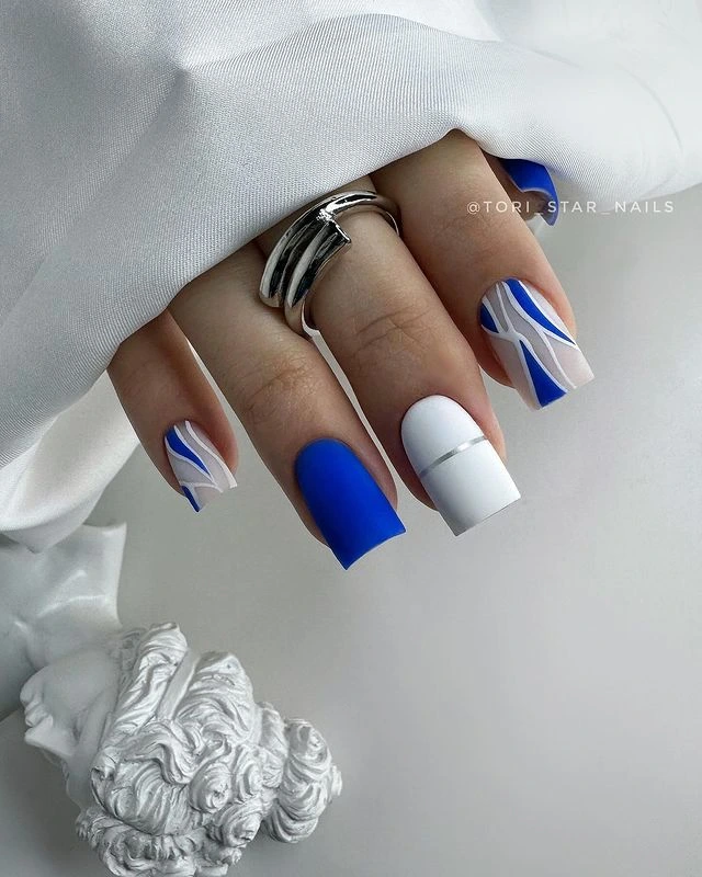 Minimalist geometric nail art with gold and silver accents for an elegant New Year’s manicure 2025 Minimalist geometric nail art with gold and silver accents for an elegant New Year’s manicure 2025