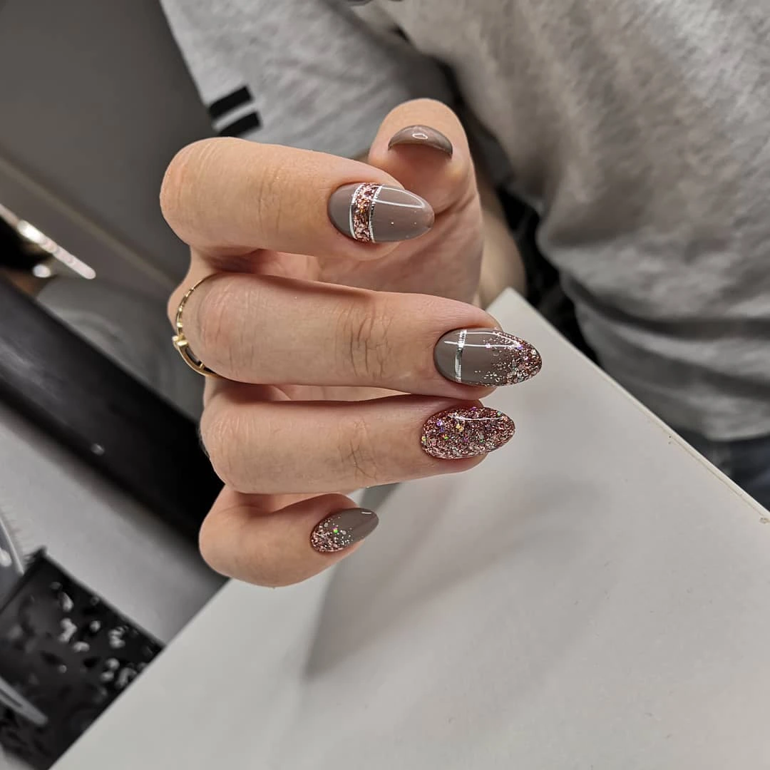 Gradient nails with shimmering glitter, perfect for a frosty New Year's festive look in 2025 Gradient nails with shimmering glitter, perfect for a frosty New Year's festive look in 2025
