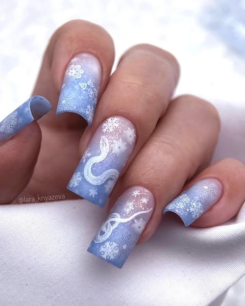 Nail art with frosty winter patterns, inspired by snow-covered windows, New Year's trend 2025 Nail art with frosty winter patterns, inspired by snow-covered windows, New Year's trend 2025