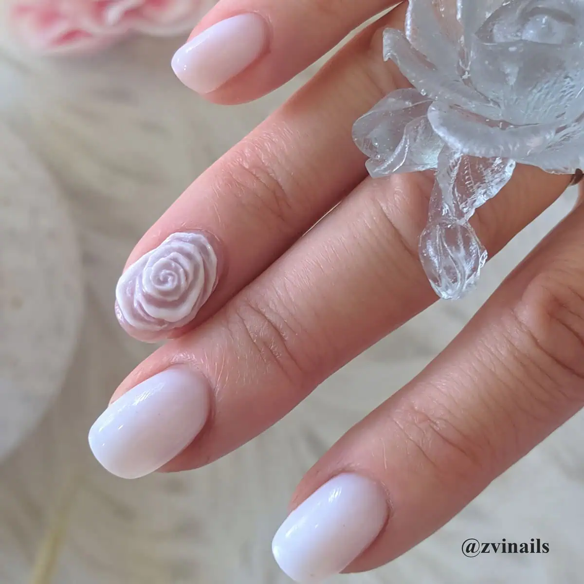 იასამნისფერი დიზაინი 3D ვარდით, გელ-ლაქი — ID Nails თბილისი