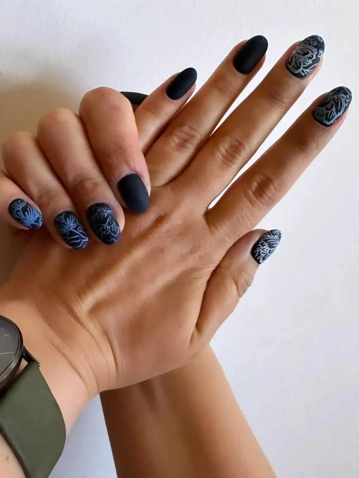 მატი შავი დიზაინი ყვავილოვანი სტემპინგით — ID Nails თბილისი