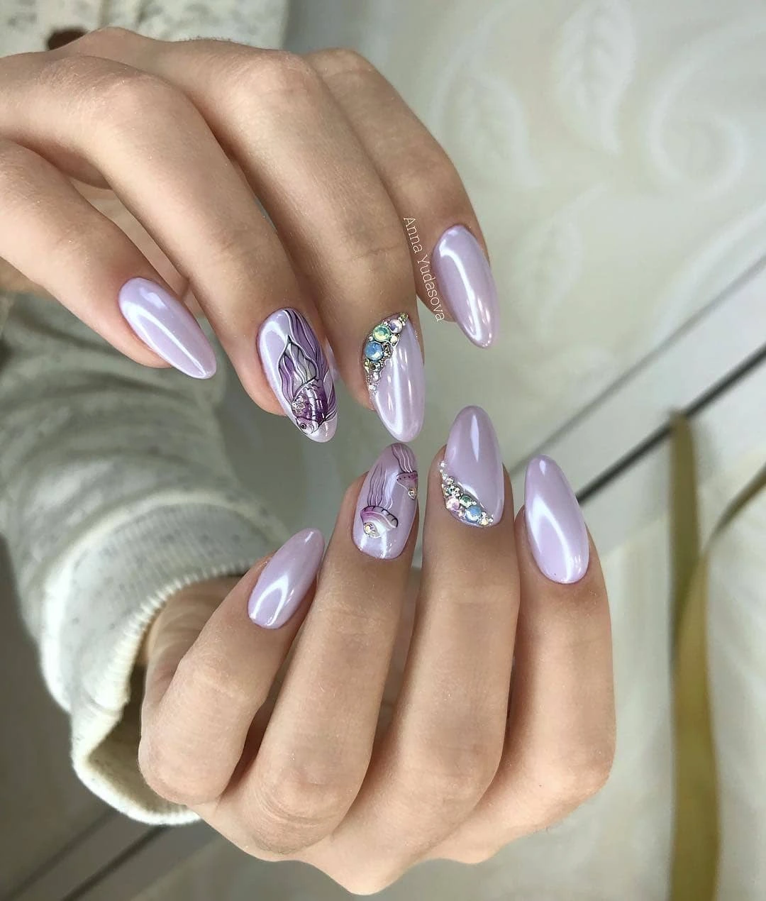 Metallic chrome New Year’s nails with a glamorous mirror finish for a luxurious festive design 2025 Metallic chrome New Year’s nails with a glamorous mirror finish for a luxurious festive design 2025